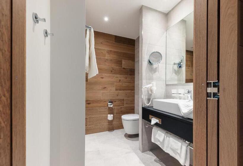 اتاق سوپریور, Kommod