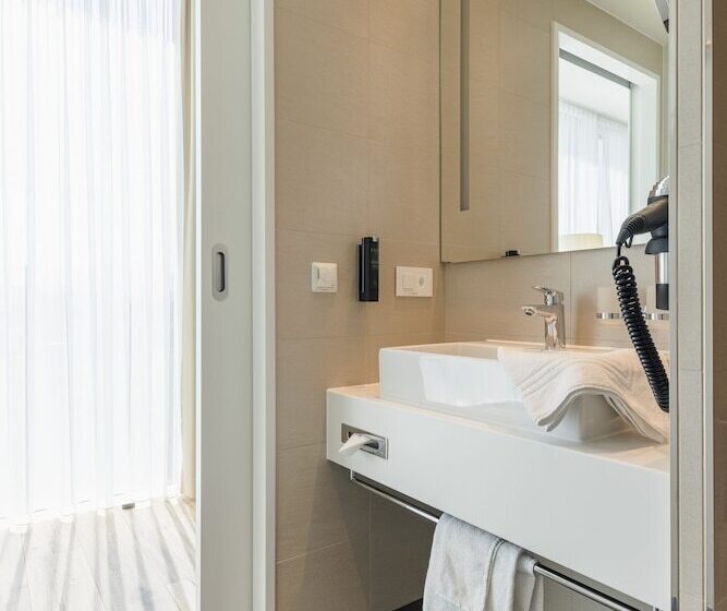 اتاق استاندارد یک نفره, Kommod