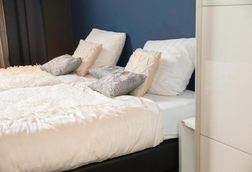 Номер Стандарт, Moon