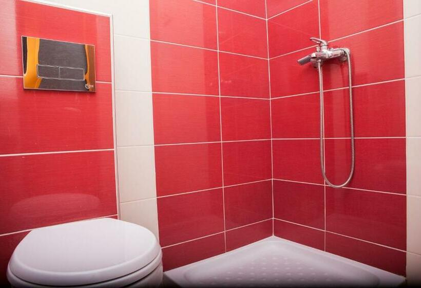 اتاق استاندارد با بالکن و چشمانداز دریا, Pini