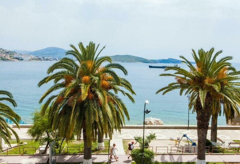 اتاق استاندارد با بالکن و چشمانداز دریا, Pini