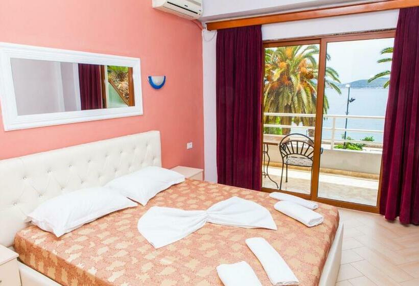 اتاق استاندارد با بالکن و چشمانداز دریا, Pini