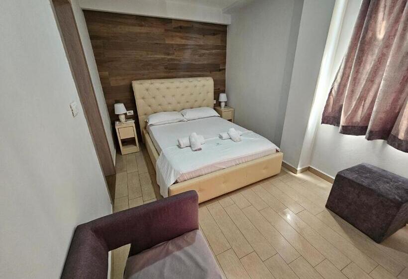 اتاق استاندارد چهار تخته با چشمانداز دریا, Pini