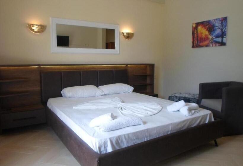 اتاق استاندارد با بالکن و چشمانداز دریا, Pini