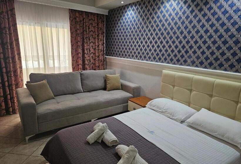 اتاق استاندارد با بالکن, Pini