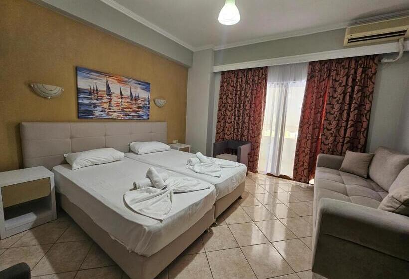 اتاق استاندارد با بالکن, Pini