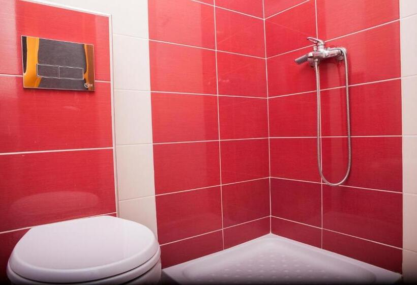 اتاق استاندارد با بالکن, Pini