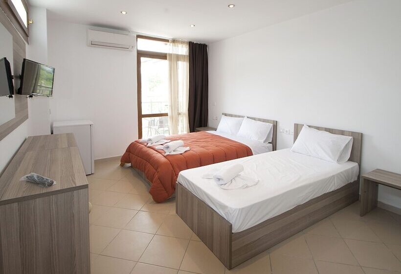 غرفة قياسية ثلاثية, Pineapple Skiathos