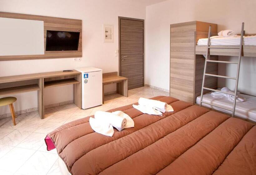 غرفة قياسية رباعية, Pineapple Skiathos