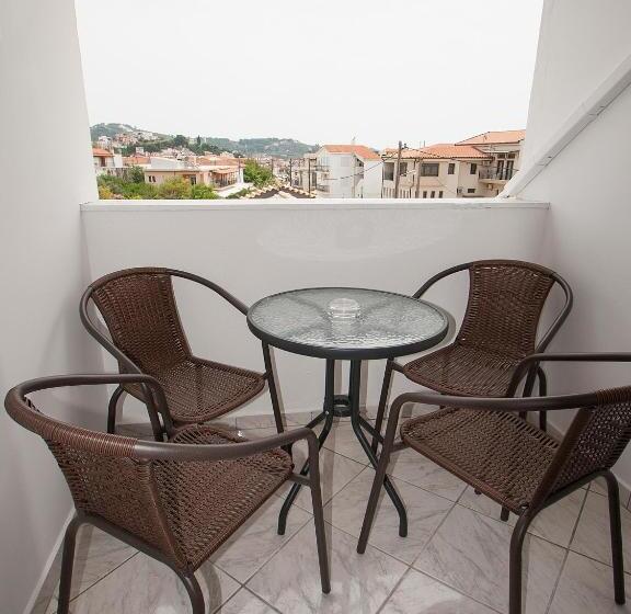 四人标准间, Pineapple Skiathos