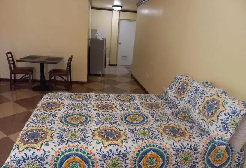 استودیوی لوکس, Pista Q Hostel And Apartments