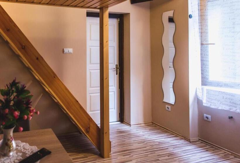 Apartamento Duplex 1 Quarto, East Station Private Rooms & Apartments