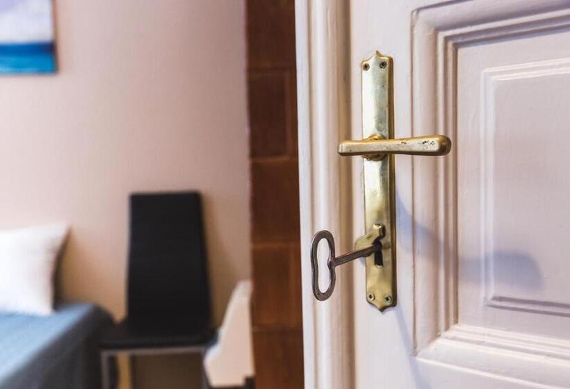 Апартаменты Deluxe 1 Спальня, East Station Private Rooms & Apartments