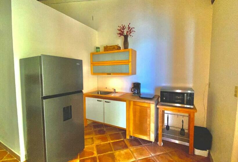 سوئیت دولوکس با چشم‌انداز, Almond Tree Hotel Resort