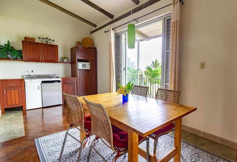 سوییت لوکس, Almond Tree Hotel Resort