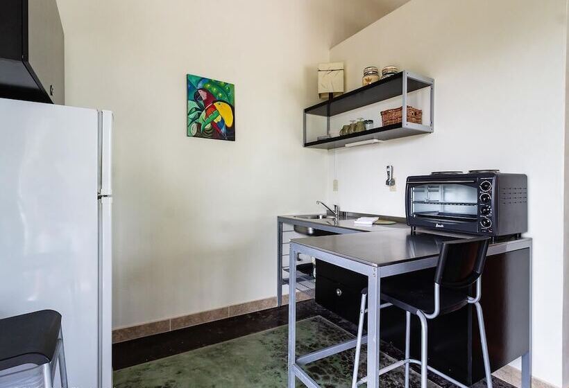 استودیوی استاندارد, Almond Tree Hotel Resort