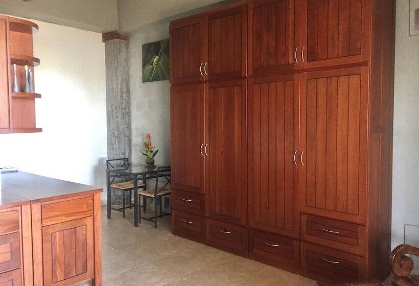 استودیوی استاندارد, Almond Tree Hotel Resort