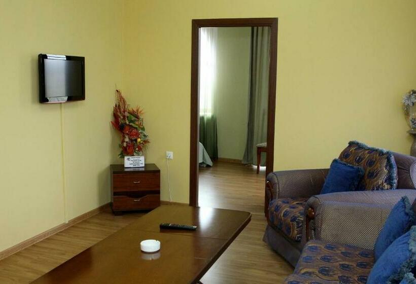 سوییت جونیور, Golden Apricot