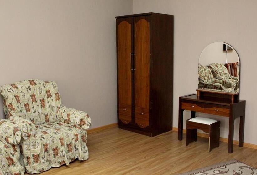 اتاق خانوادگی, Golden Apricot