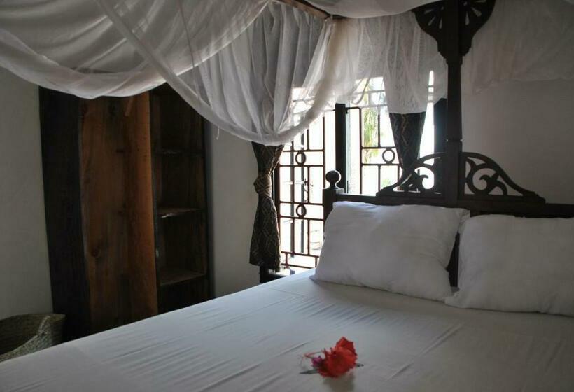 اتاق استاندارد یک تخته با سرویس بهداشتی مشترک, Shella White House