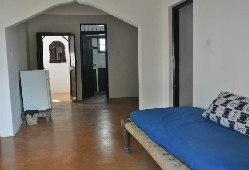 اتاق استاندارد یک تخته با سرویس بهداشتی مشترک, Shella White House