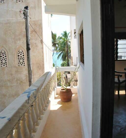 اتاق استاندارد یک تخته با سرویس بهداشتی مشترک, Shella White House