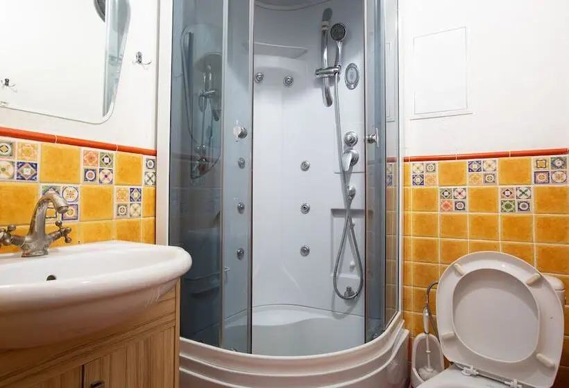 تختخواب در اتاق مشترک, Trinity Hostel