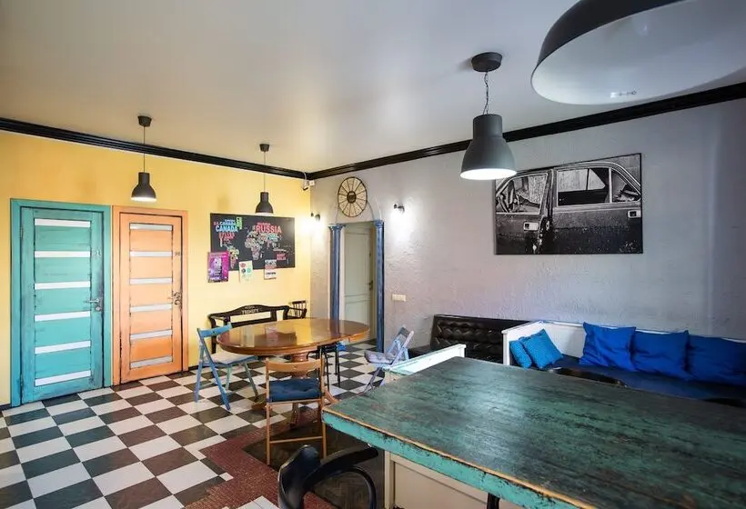 تختخواب در اتاق مشترک, Trinity Hostel