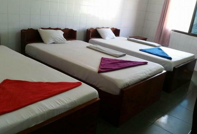 디럭스 트리플 룸, Chhaya Guest House