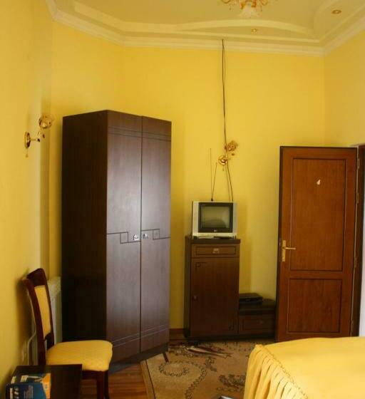 اتاق استاندارد یک نفره, Christy