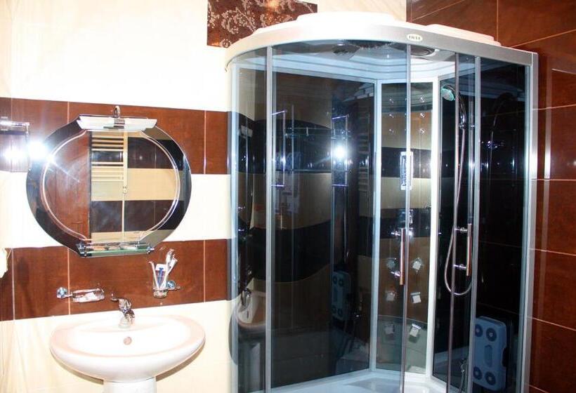 اتاق استاندارد سه نفره, Christy