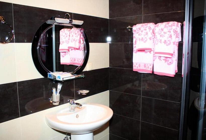 اتاق استاندارد سه نفره, Christy