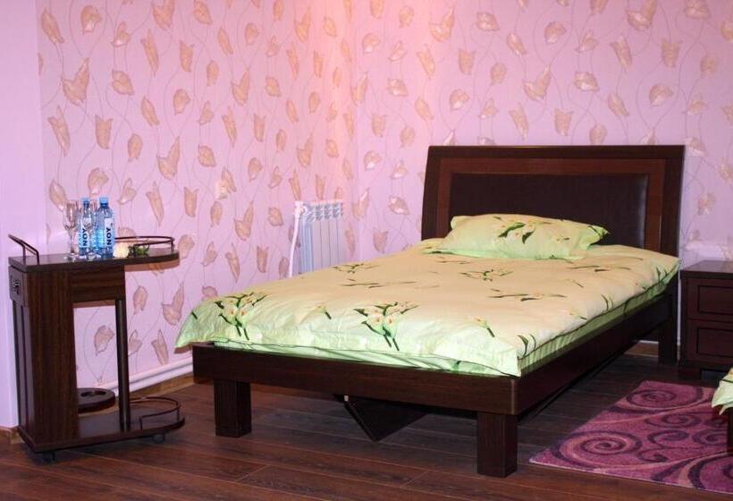 اتاق استاندارد چهار تخته, Christy