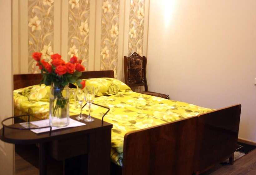 اتاق استاندارد یک نفره, Christy