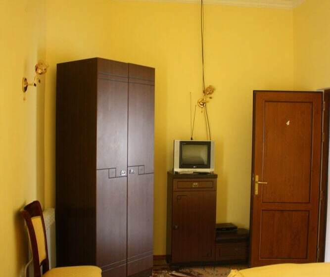 اتاق استاندارد یک نفره, Christy