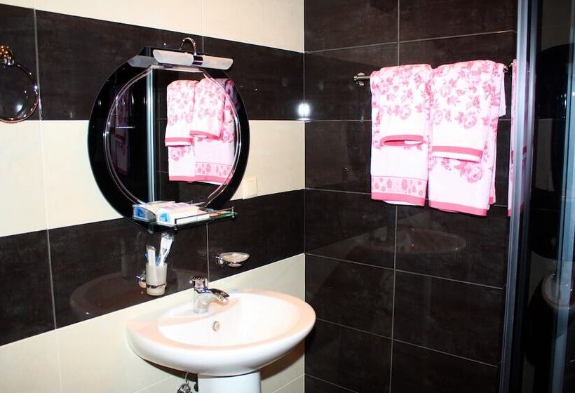 اتاق استاندارد سه نفره, Christy