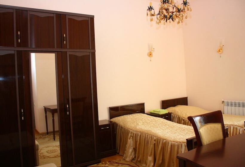 اتاق استاندارد سه نفره, Christy