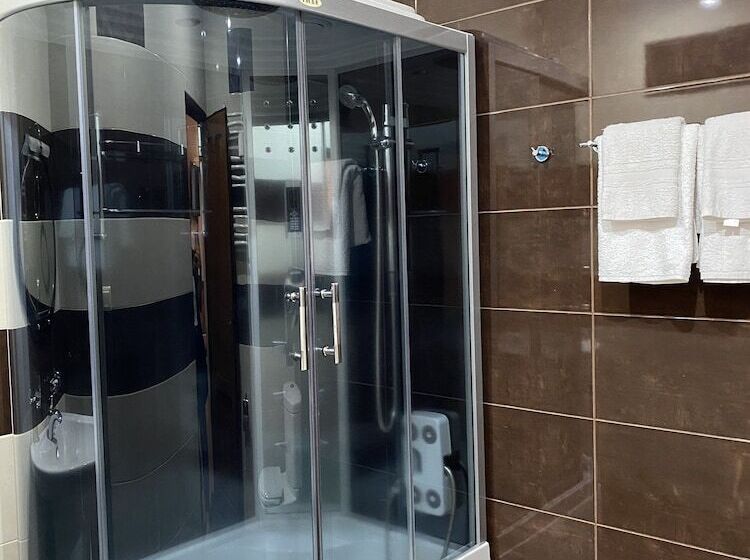 اتاق استاندارد چهار تخته, Christy