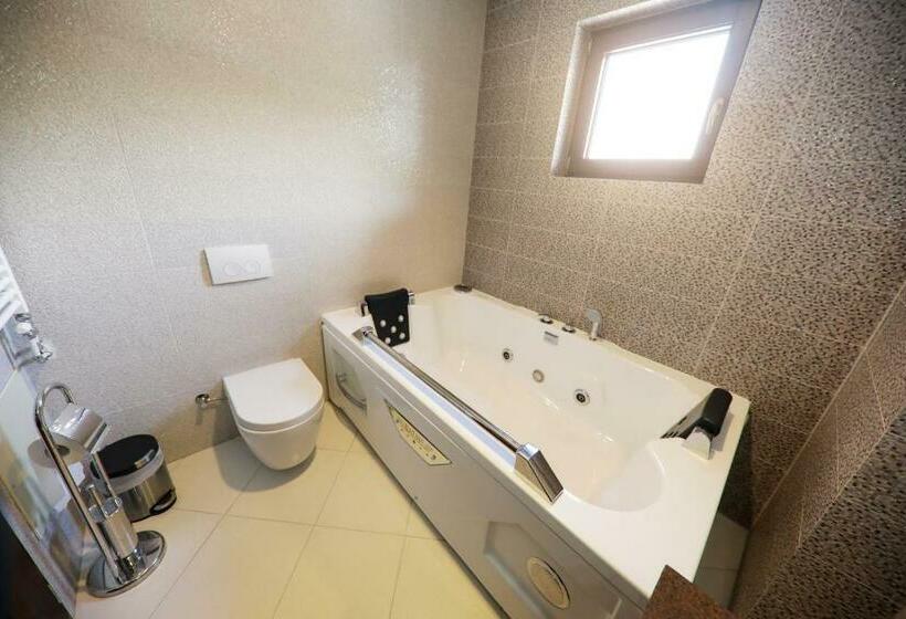 سوئیت با تخت بزرگ, Kacinari