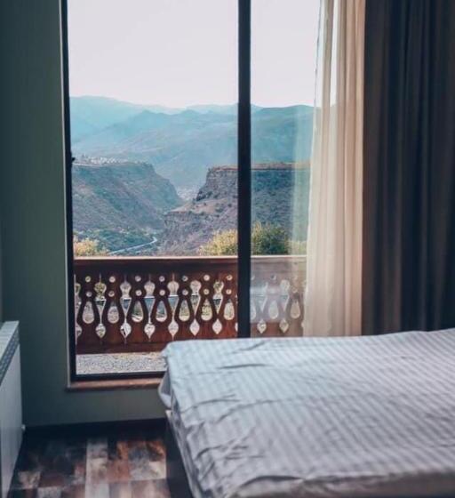 スタンダードルーム, Kefilyan Family