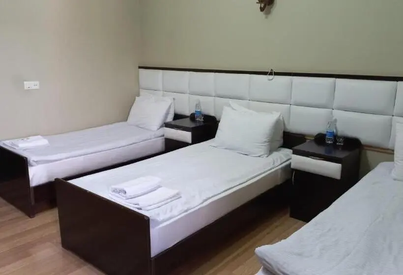 Standard Kolmen Hengen Huone, Kefilyan Family