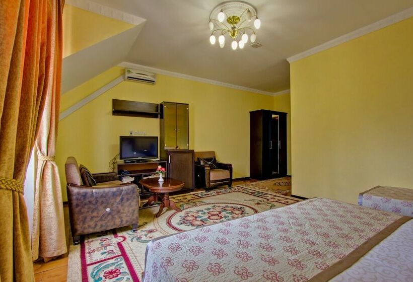 سوئیت با بالکن, King House