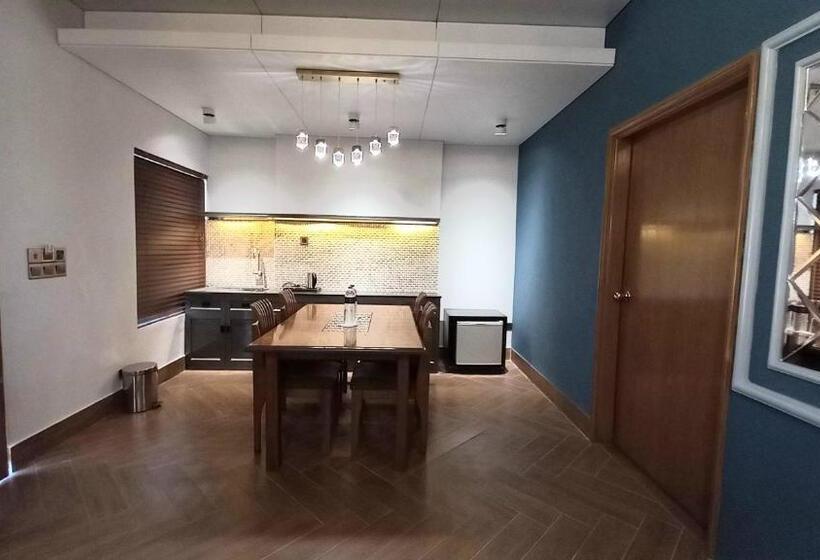 سوئیت رویال, White Orchid