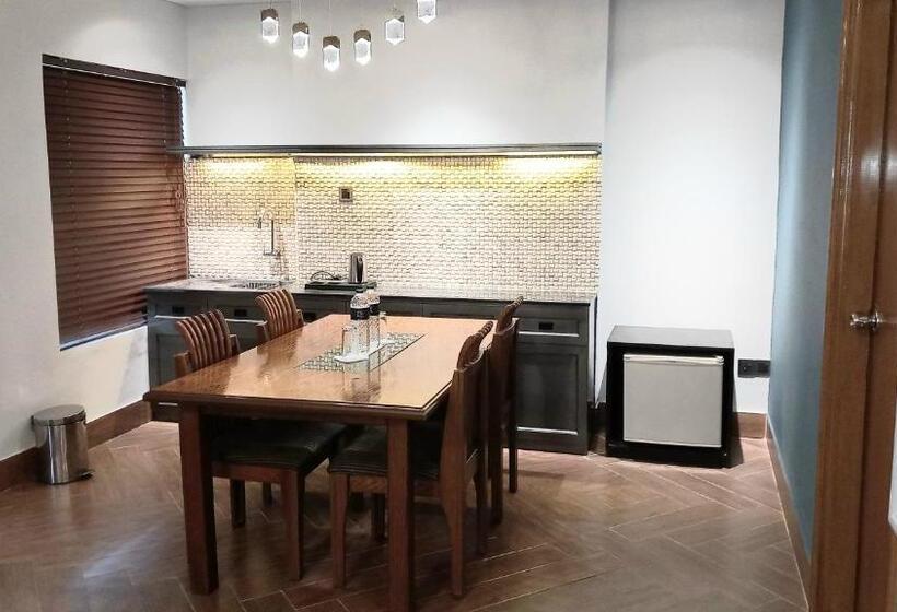 سوئیت رویال, White Orchid