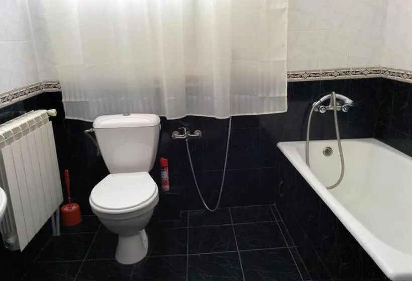 3 Bedroom Suite, Erazank