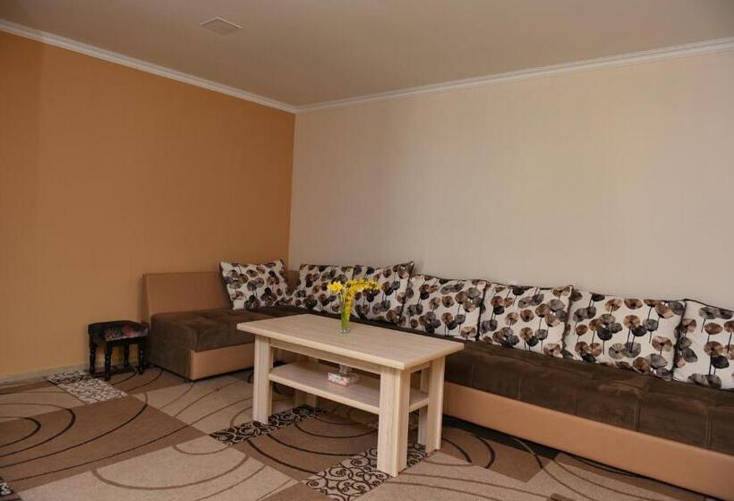 带花园景观的标准工作室, Greenwood