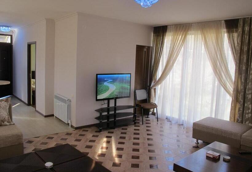 带花园景观的标准工作室, Greenwood