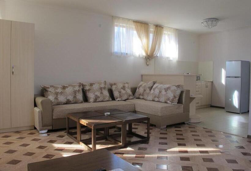 带花园景观的标准工作室, Greenwood