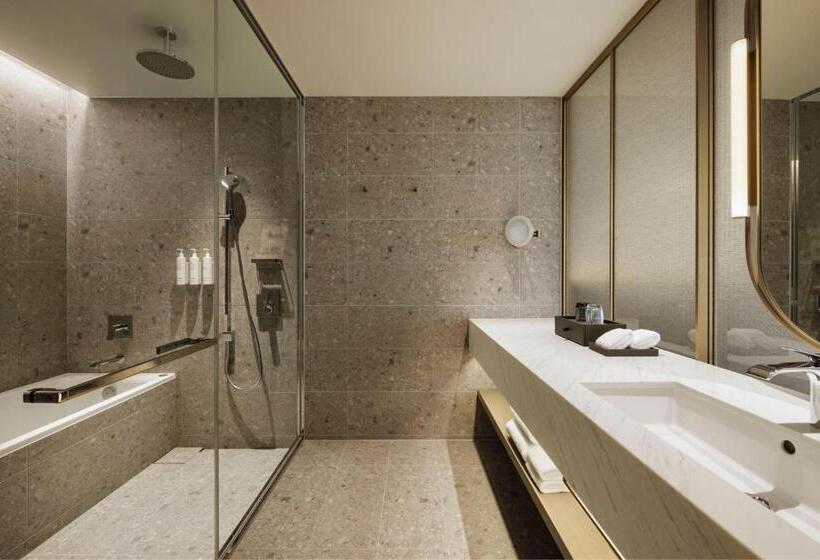 سوئیت کلاب, Nagasaki Marriott