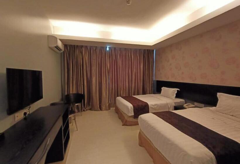 חדר דלוקס, De Leon